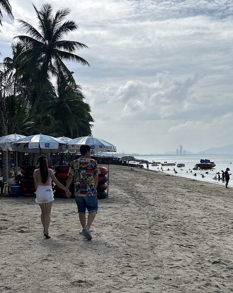 หาดบางแสน แหล่งท่องเที่ยวของจังหวัดชลบุรี  เล่นน้ำริมทะเล